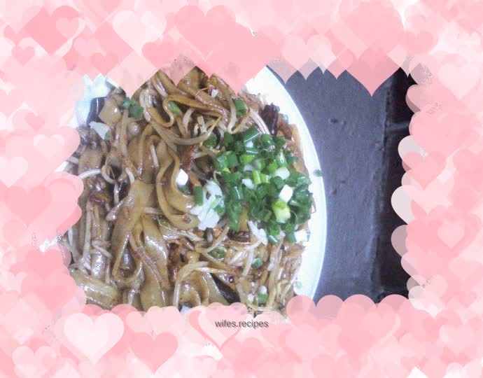 Fried rice noodles with shredded pork and bean sprouts