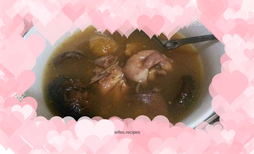 Chicken soup with mushrooms and chestnuts