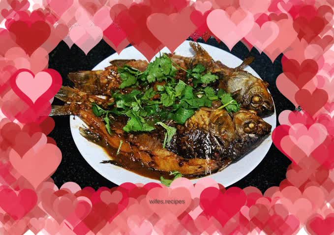 Braised crucian carp with soy sauce