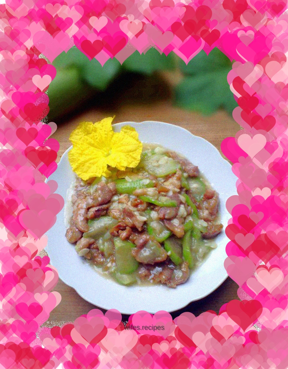 Stir-fried pork slices with loofah