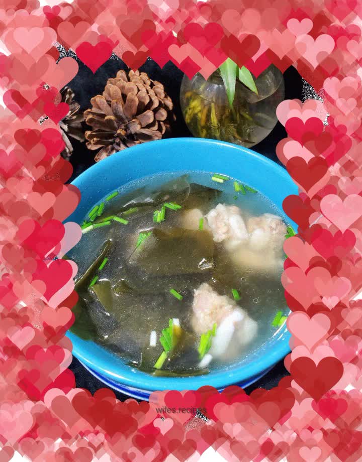 Seaweed and pork ribs soup