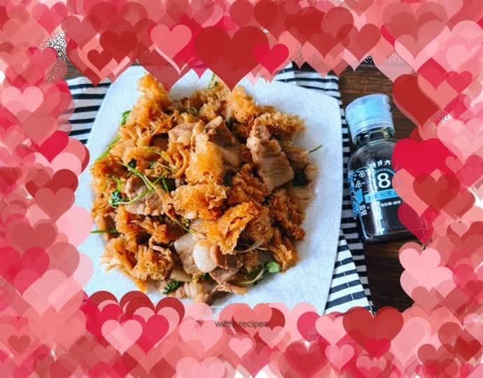 Stir-fried white fungus with sliced meat