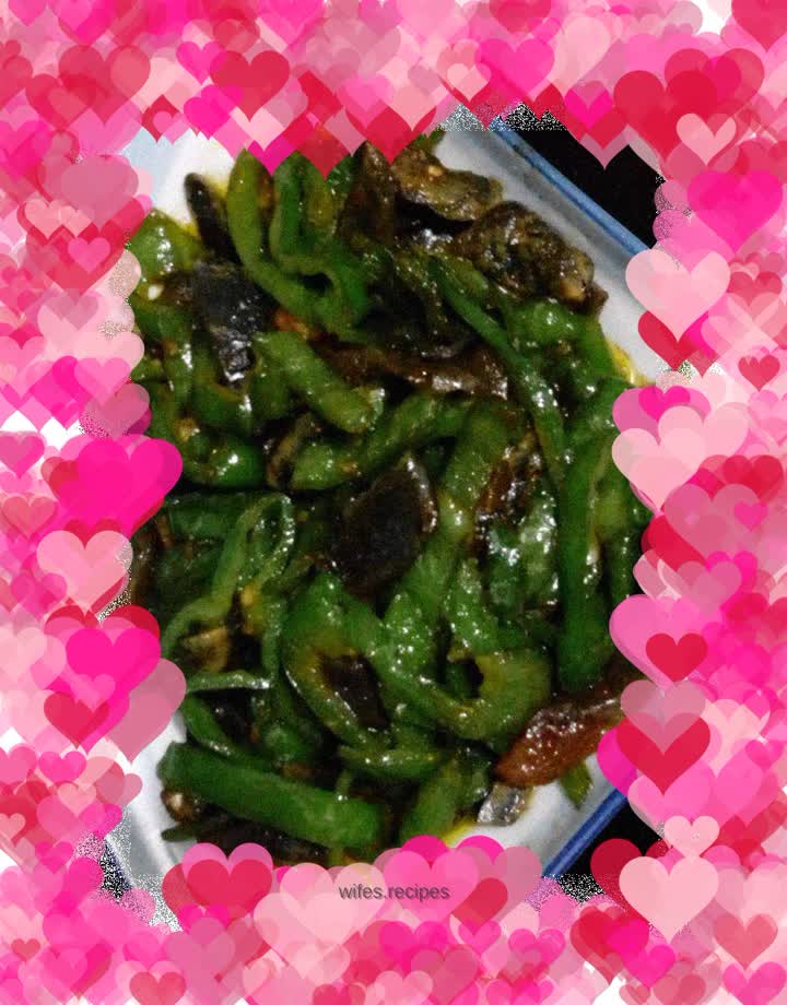 Stir-fried green peppers with preserved eggs