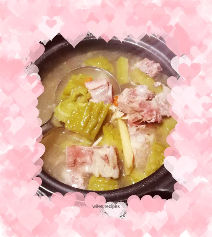Bitter melon and pork ribs soup