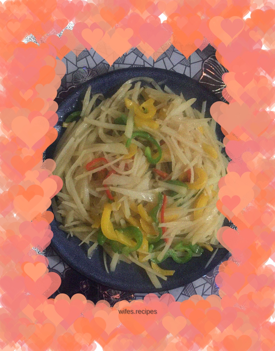 Vinegar-coated colorful potato shreds