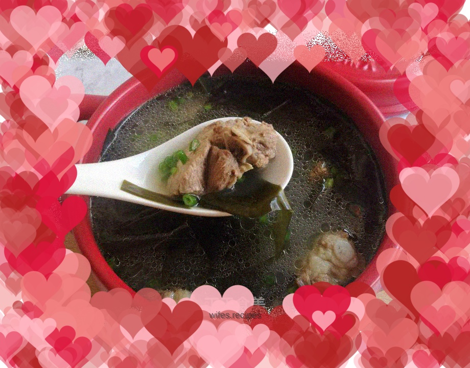 Seaweed and pork ribs soup