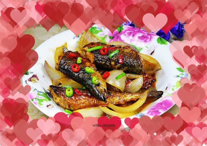 Saury with onions
