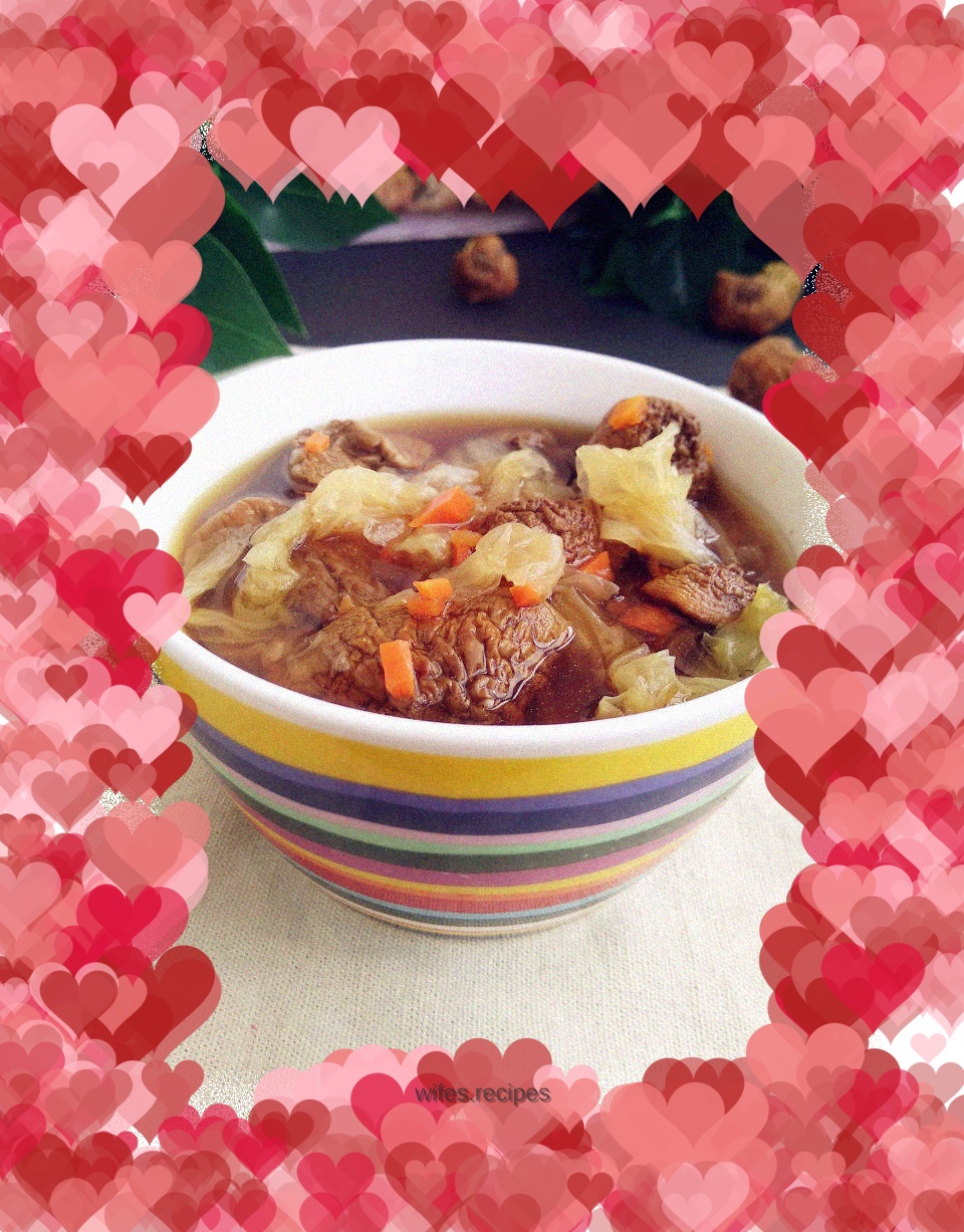 Chinese cabbage and pine mushroom soup