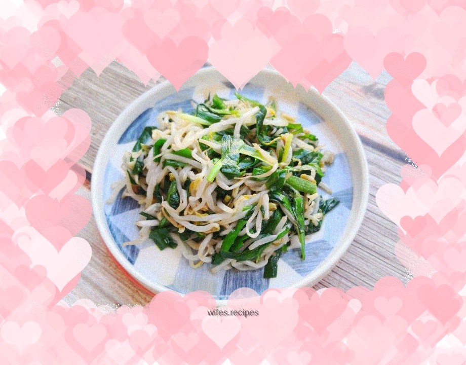 Stir-fried bean sprouts with leeks