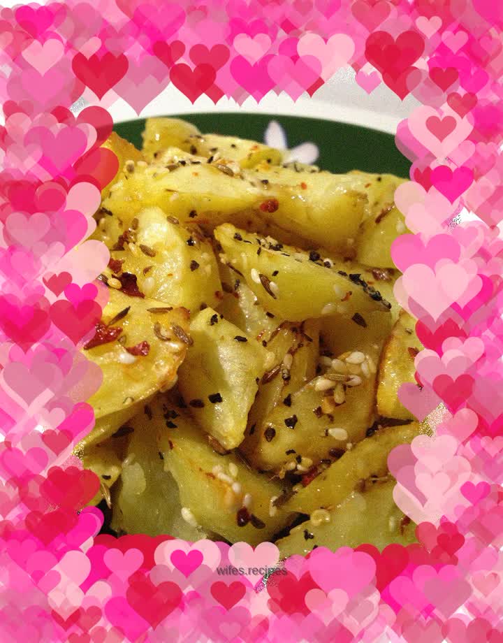 Potato wedges with olive oil and black pepper