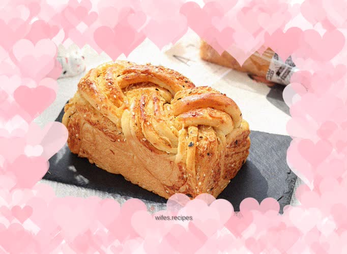 The small pork floss toast with lots of ingredients has a soft texture and a delicious salty flavor