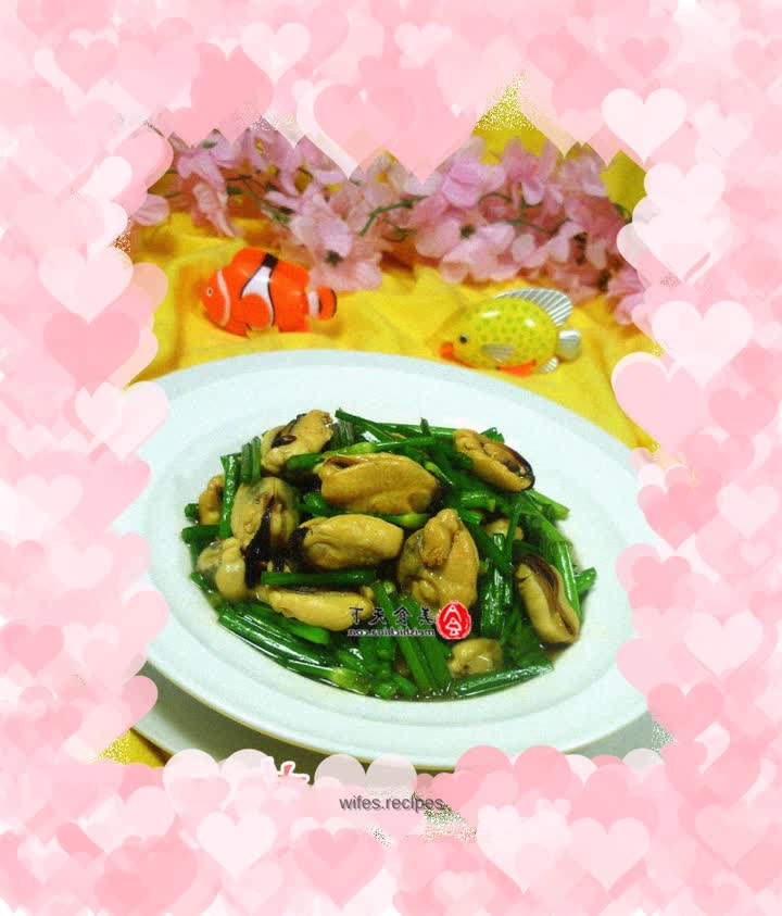 Stir-fried mussels with chive flowers
