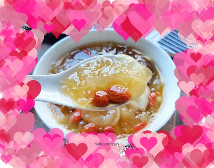 Fresh white fungus and lily soup