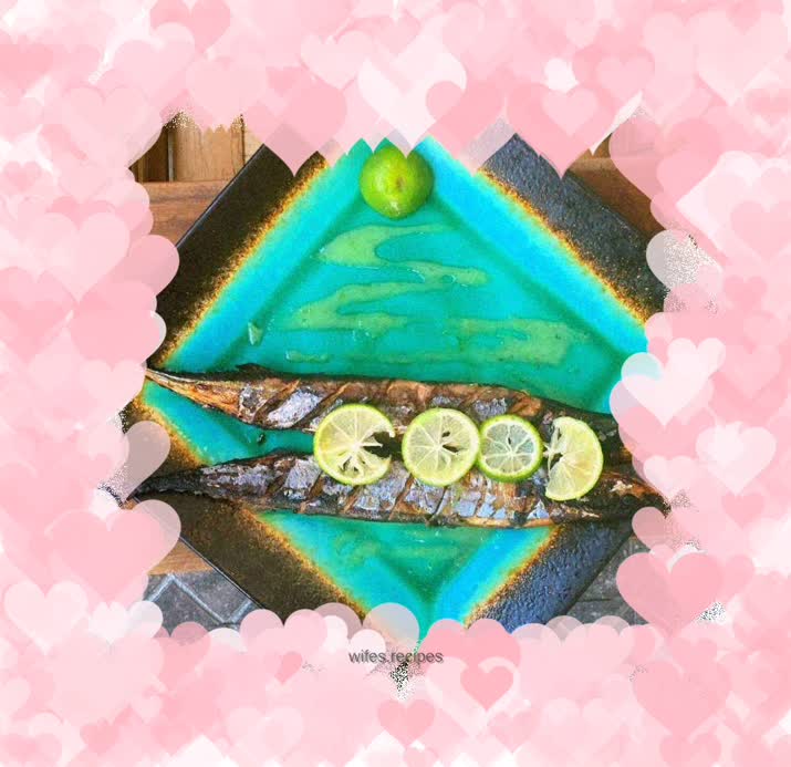 Grilled saury with lime and salt