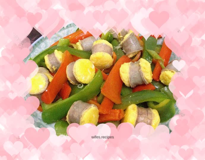 Stuffed vermicelli with fried eggs and green and red peppers