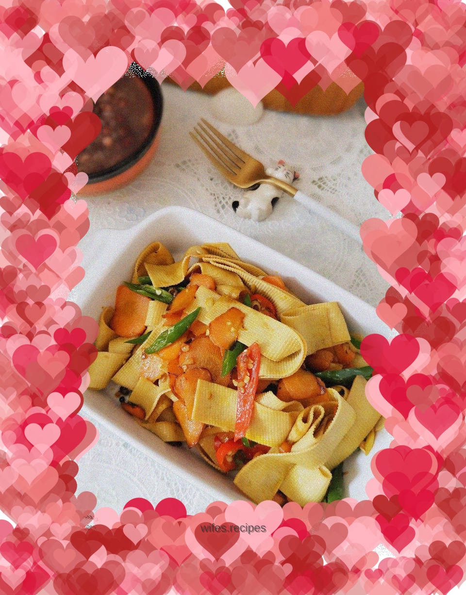 Stir-fried Thousand Pieces of Carrots with Double Peppers