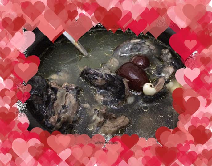 Black-bone chicken soup to dispel dampness and nourish qi and blood