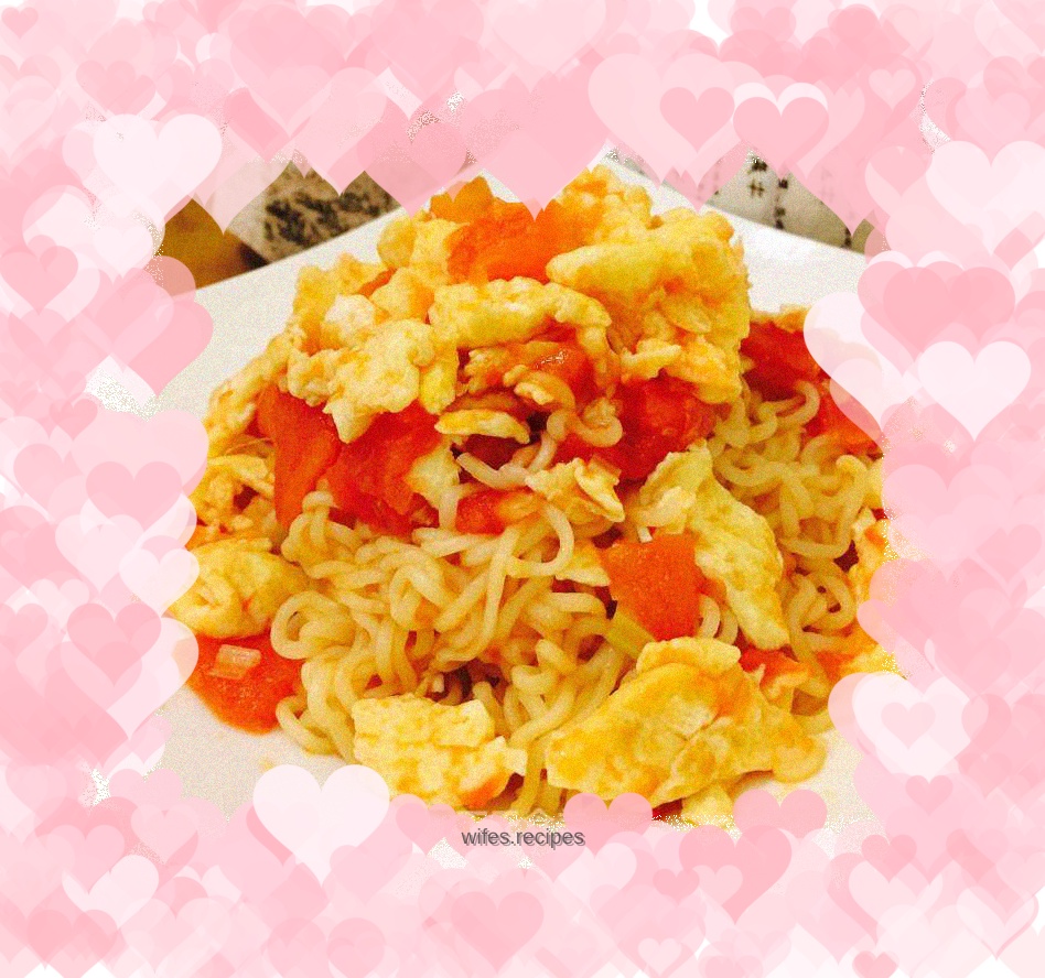Fried instant noodles with tomatoes and eggs