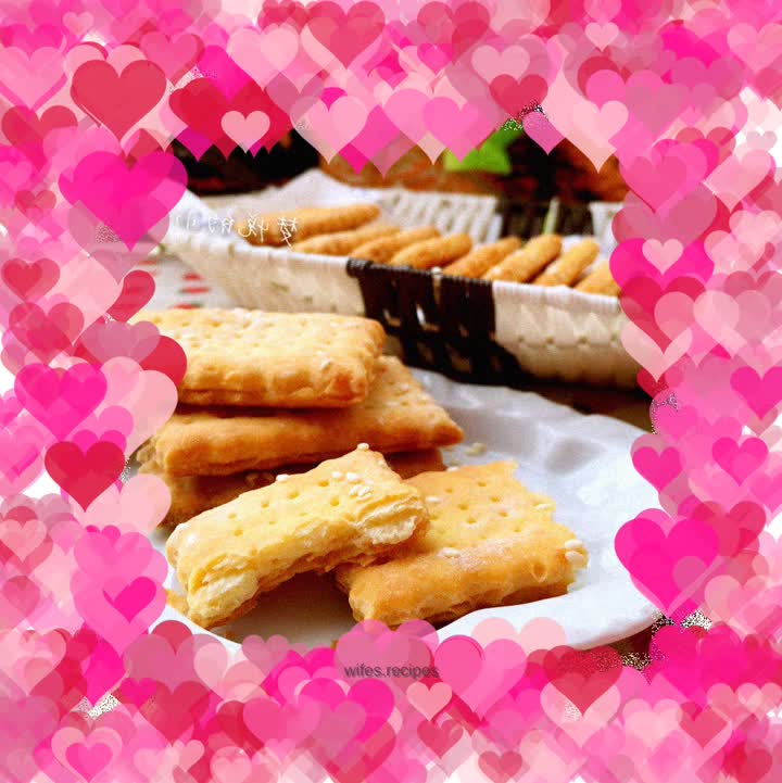 Cheese flavored sesame crackers