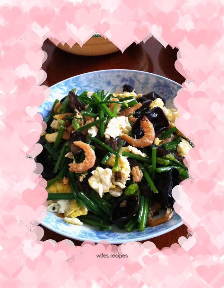 Stir-fried leek with eggs, dried rice, fungus and leeks