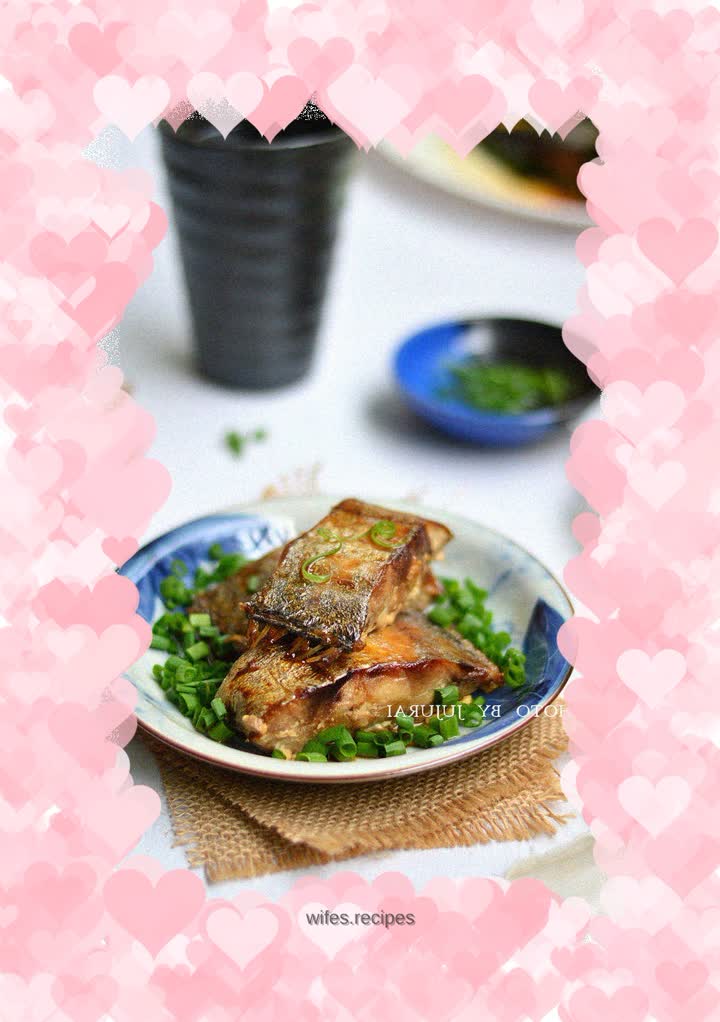 Grilled hairtail fish with onion