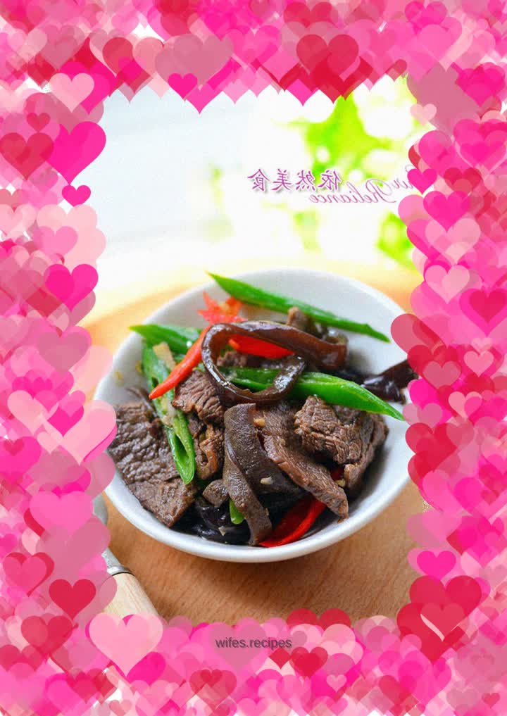 The perfect combination of meat and meat--fried beef with fungus