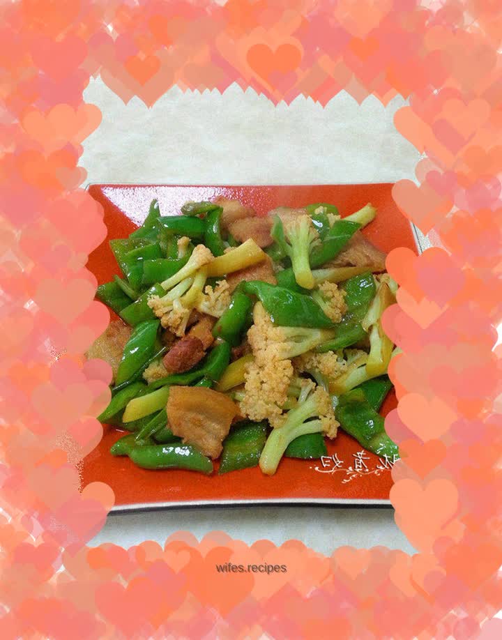 Stir-fried pork belly and cauliflower with pepper