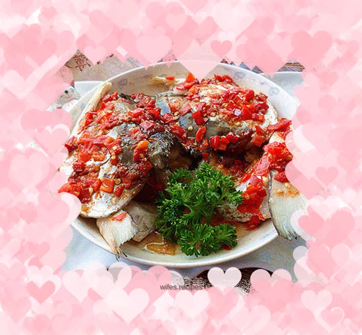 Salmon head with chopped pepper