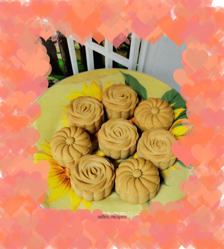 Mooncake with egg yolk and lotus seeds filling