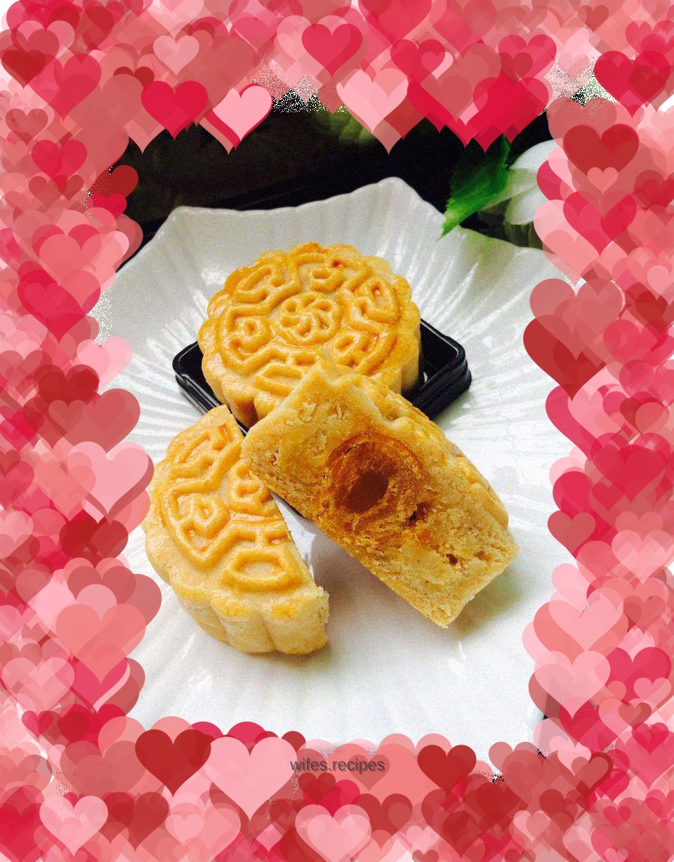 Lotus Paste and Egg Yolk Mooncake