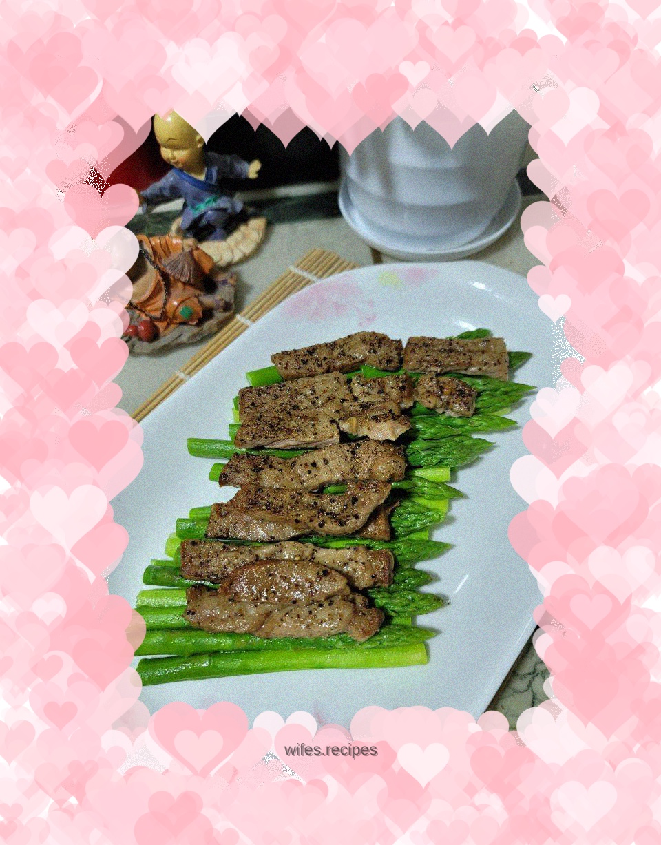 Grilled black pepper steak with asparagus