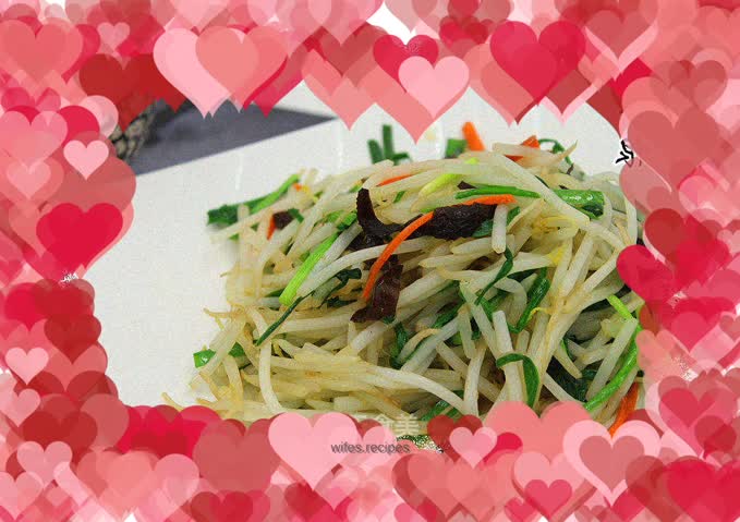 Stir-fried mung bean sprouts with leeks