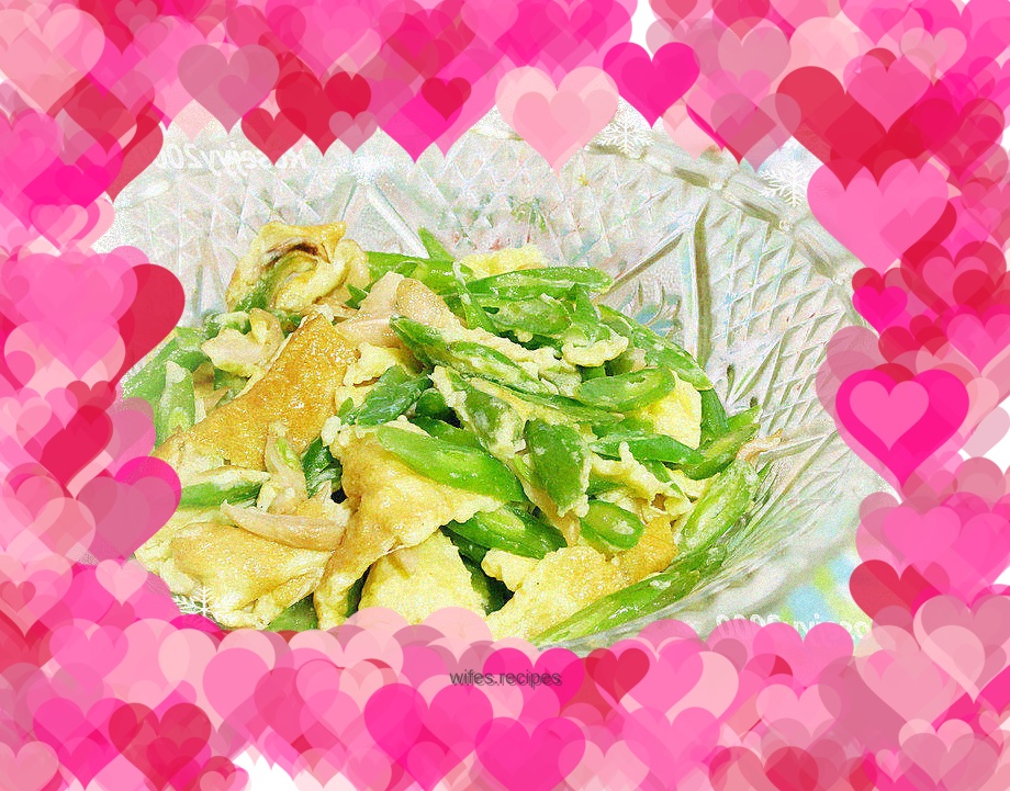 Fried eggs with green beans and dried radish