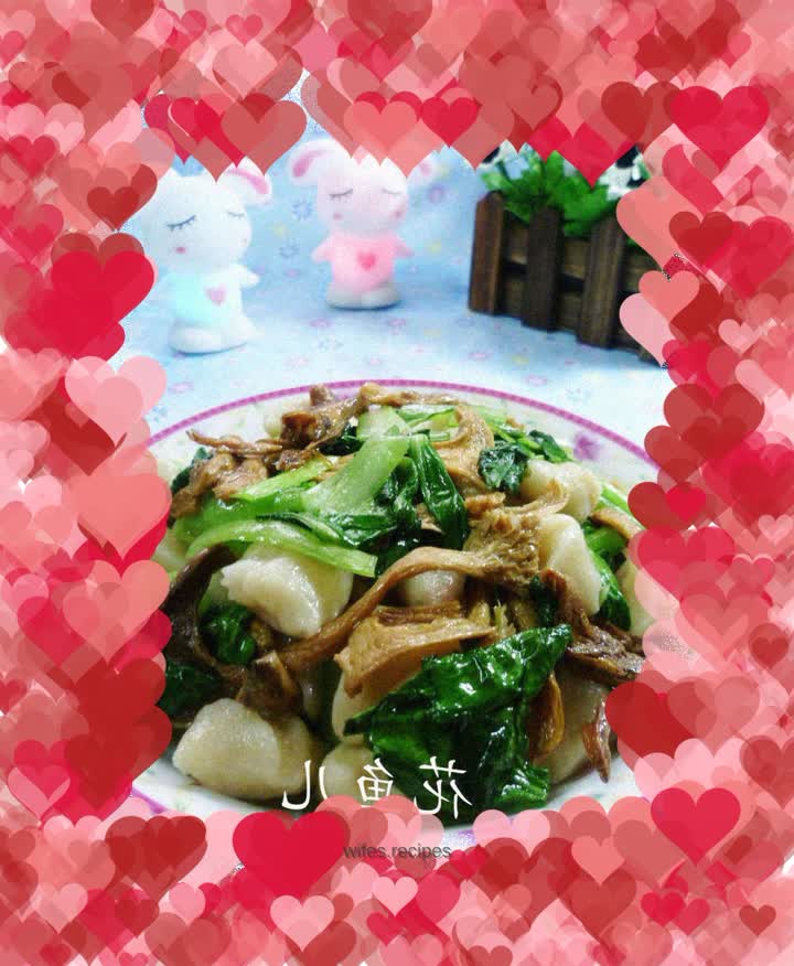 Stir-fried noodles with chicken, brown mushrooms and baby greens