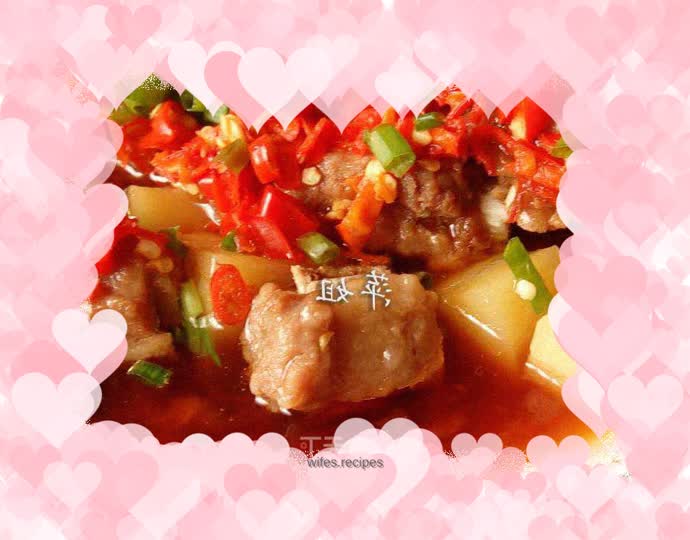 Pork ribs and steamed potatoes are so fragrant