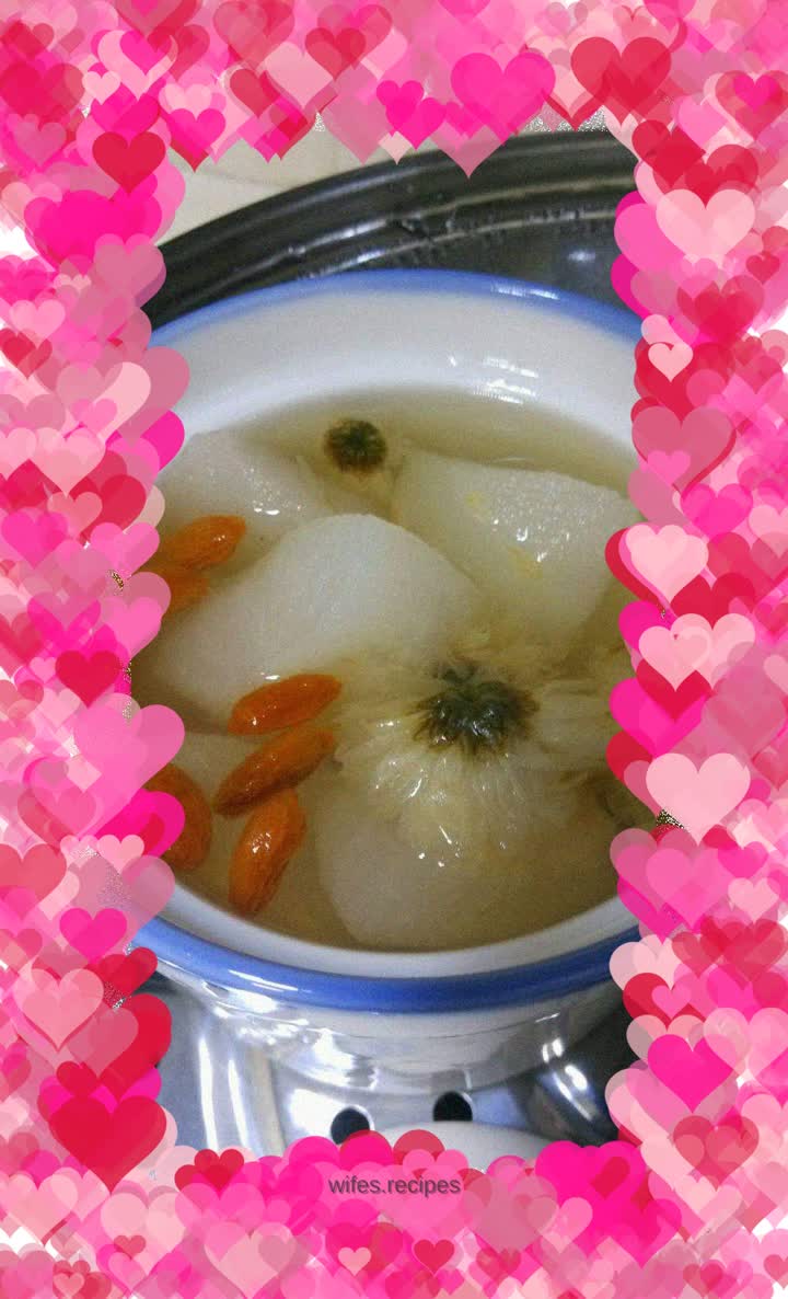 Stewed Sydney Pear with Chrysanthemums and Rock Sugar