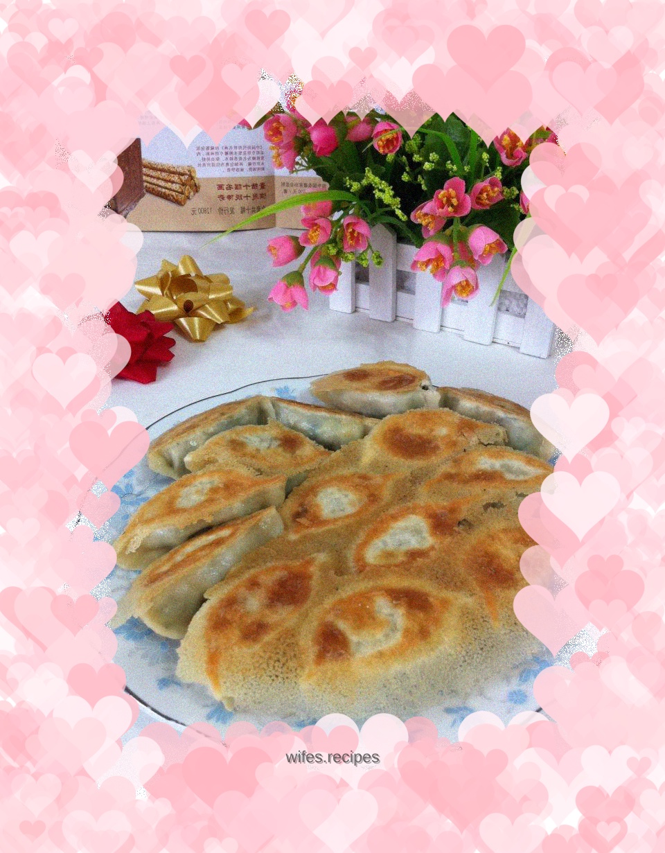 Pan-fried dumplings stuffed with Chinese cabbage