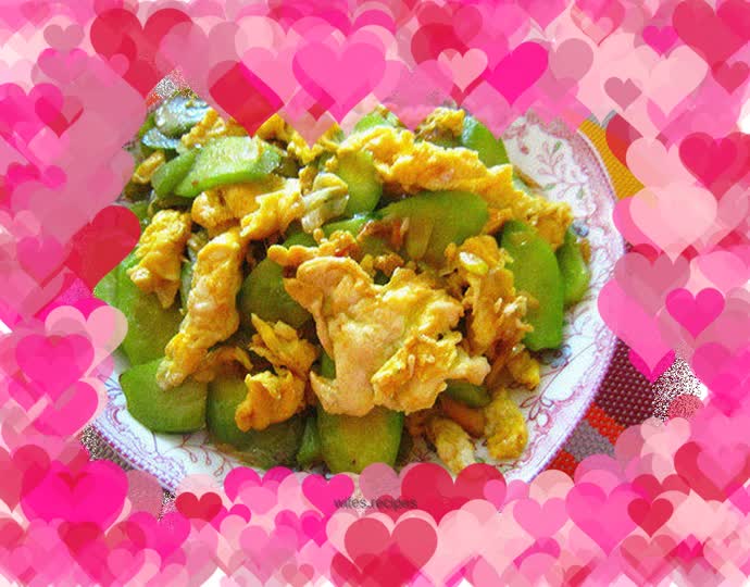 Scrambled eggs with cucumber slices