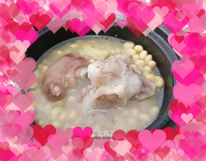Pig's feet and soybean soup