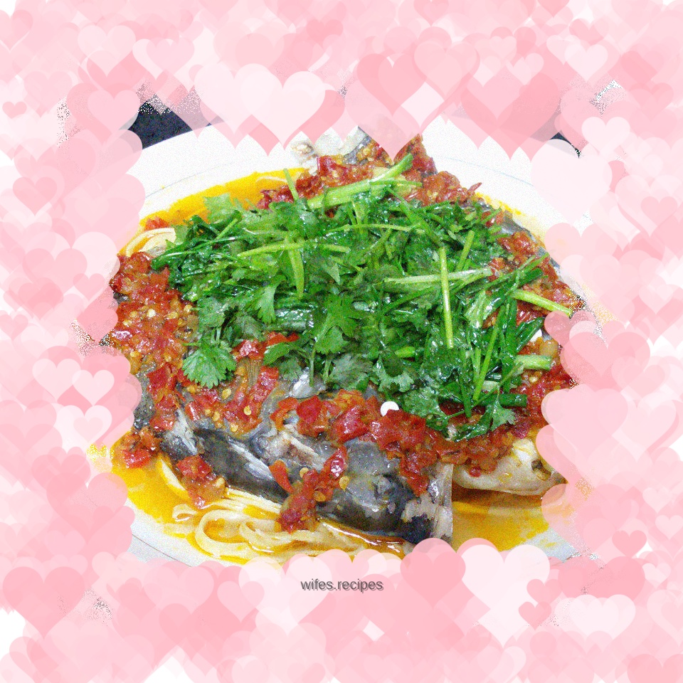 Fish head with chopped pepper