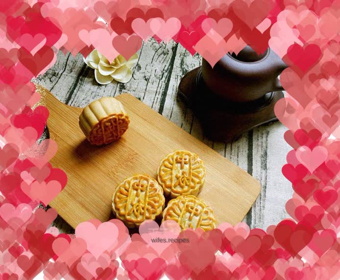 Mooncakes stuffed with flowers