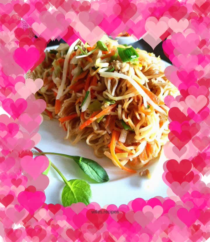 Fried noodles with bean sprouts