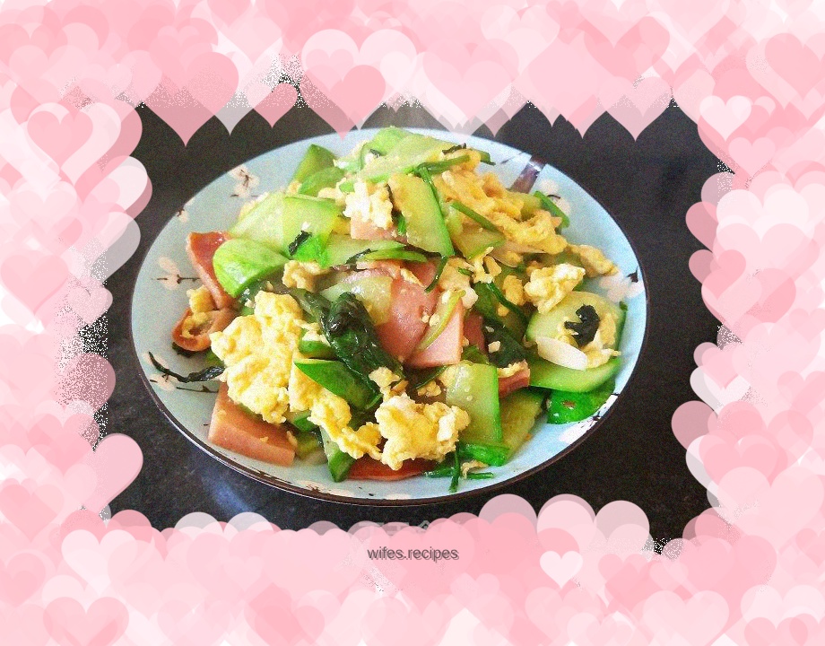 Scrambled eggs with cucumber, spinach