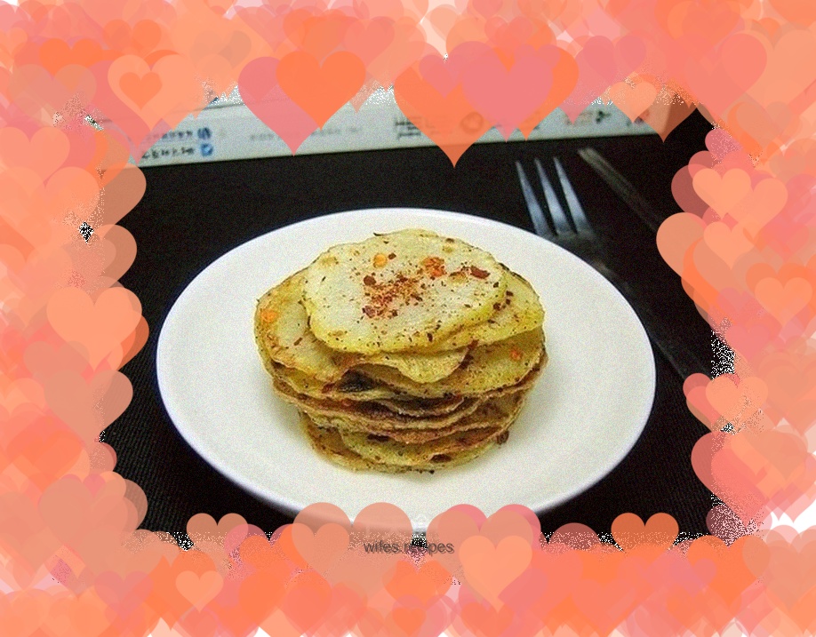 Black pepper potato chips