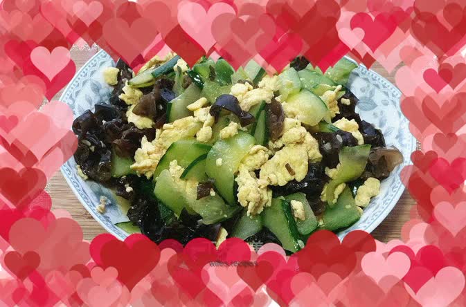 Scrambled eggs with cucumber and fungus