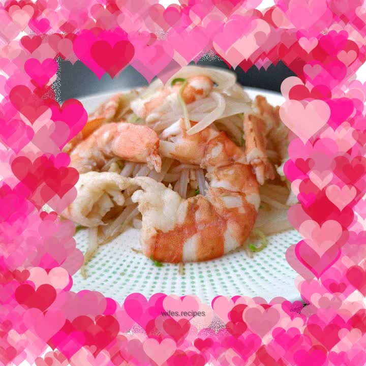 Shrimp mixed with mung bean sprouts