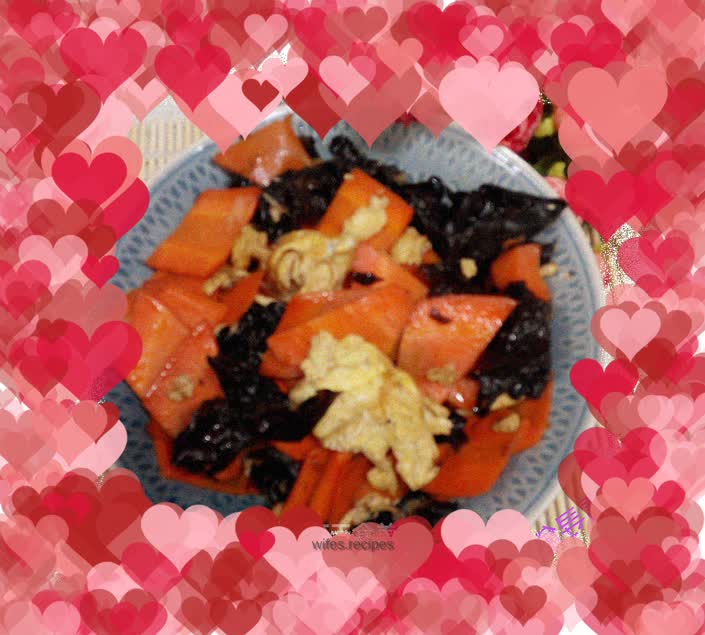 Scrambled eggs with carrots and fungus