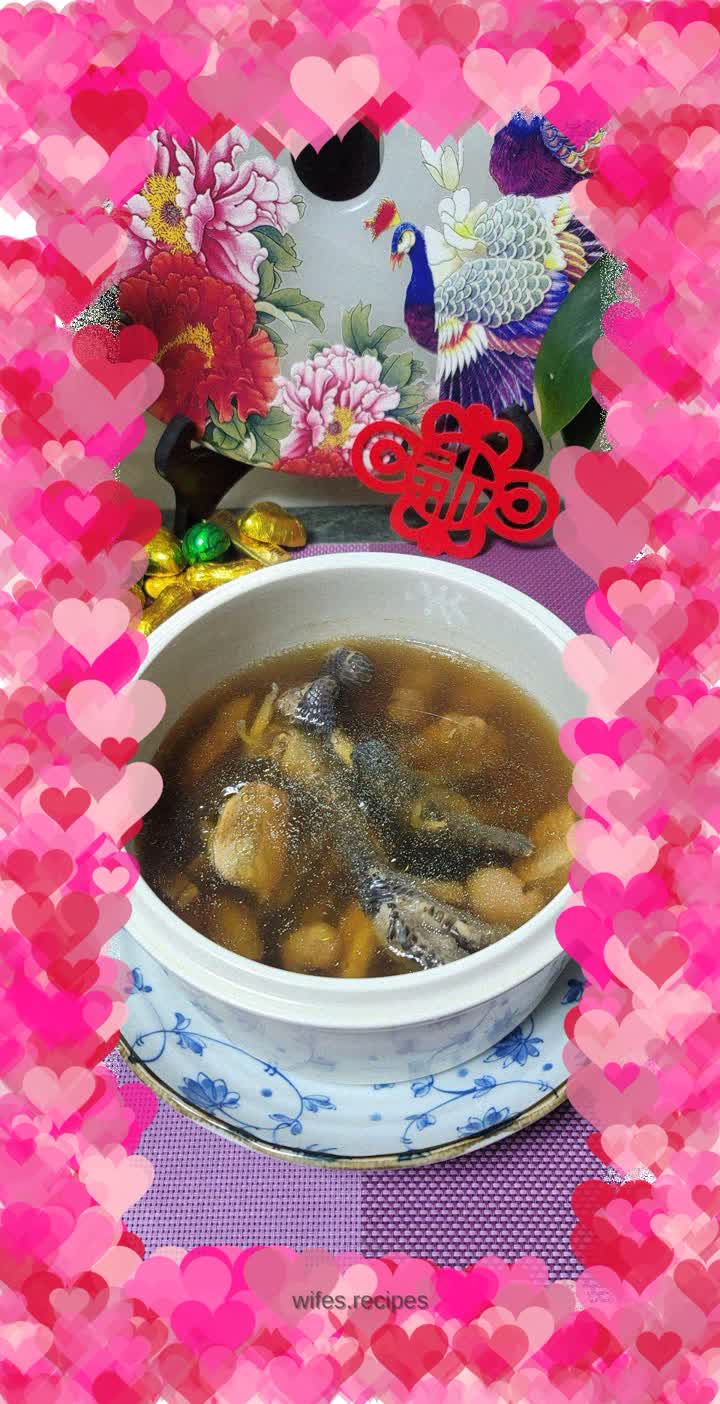 Ganoderma lucidum and gastrodia stewed chicken feet and lean meat soup