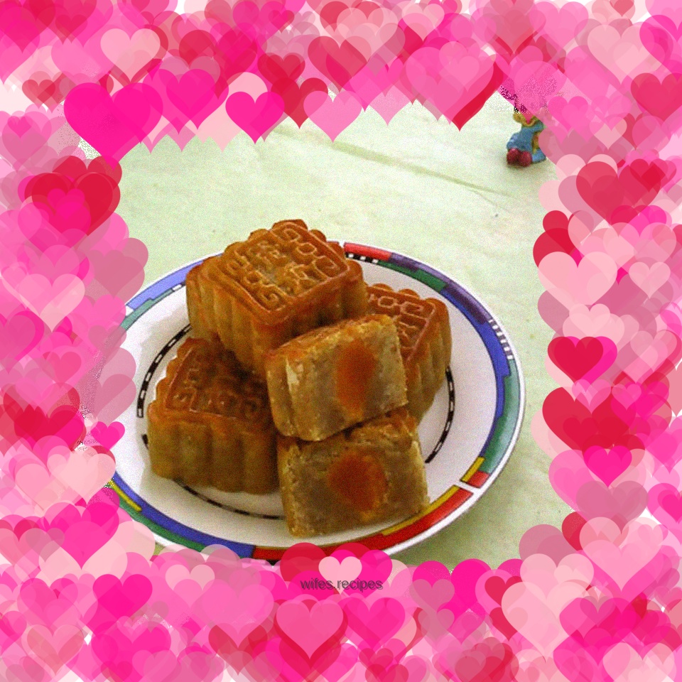 Transparent skin lotus paste and egg yolk mooncake