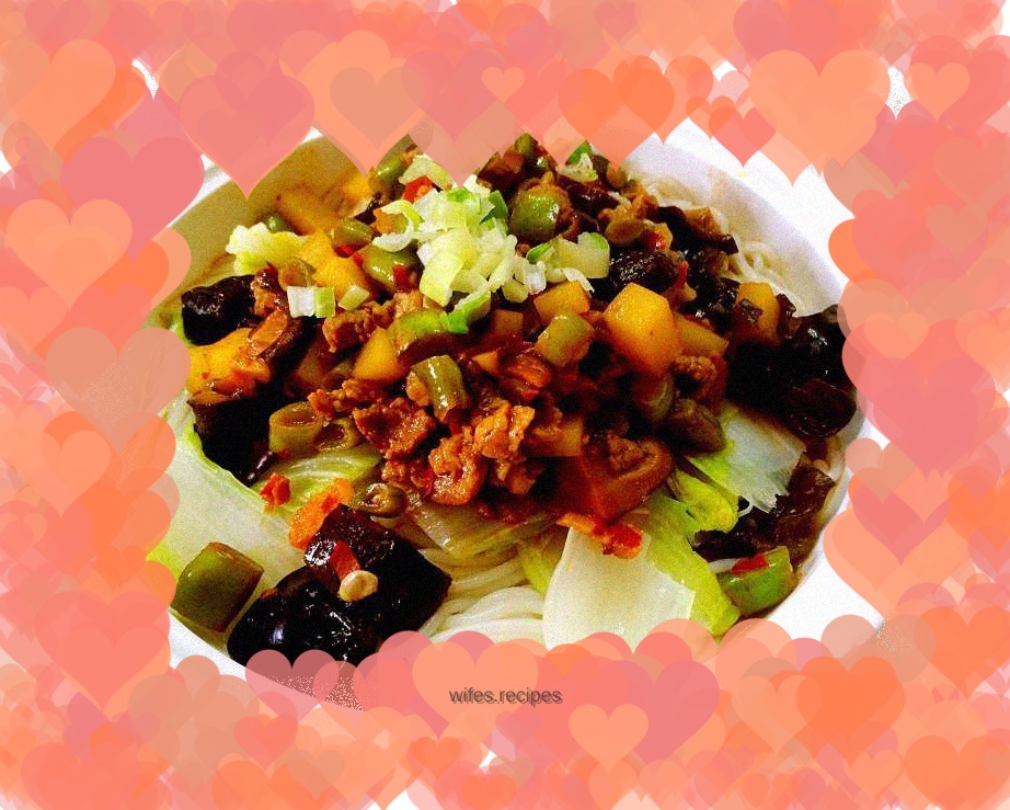 Rice noodles with beans, potatoes and minced meat